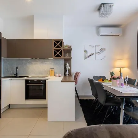 Penthouse Heavenly شقة